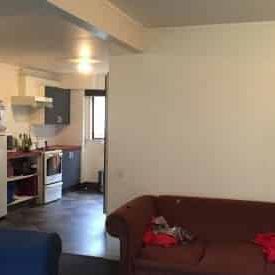 Sunny 4-6 bedroom flat in prime location - Photo 1