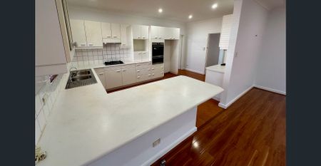 Spacious & Comfortable Double Brick Family Home - Photo 5