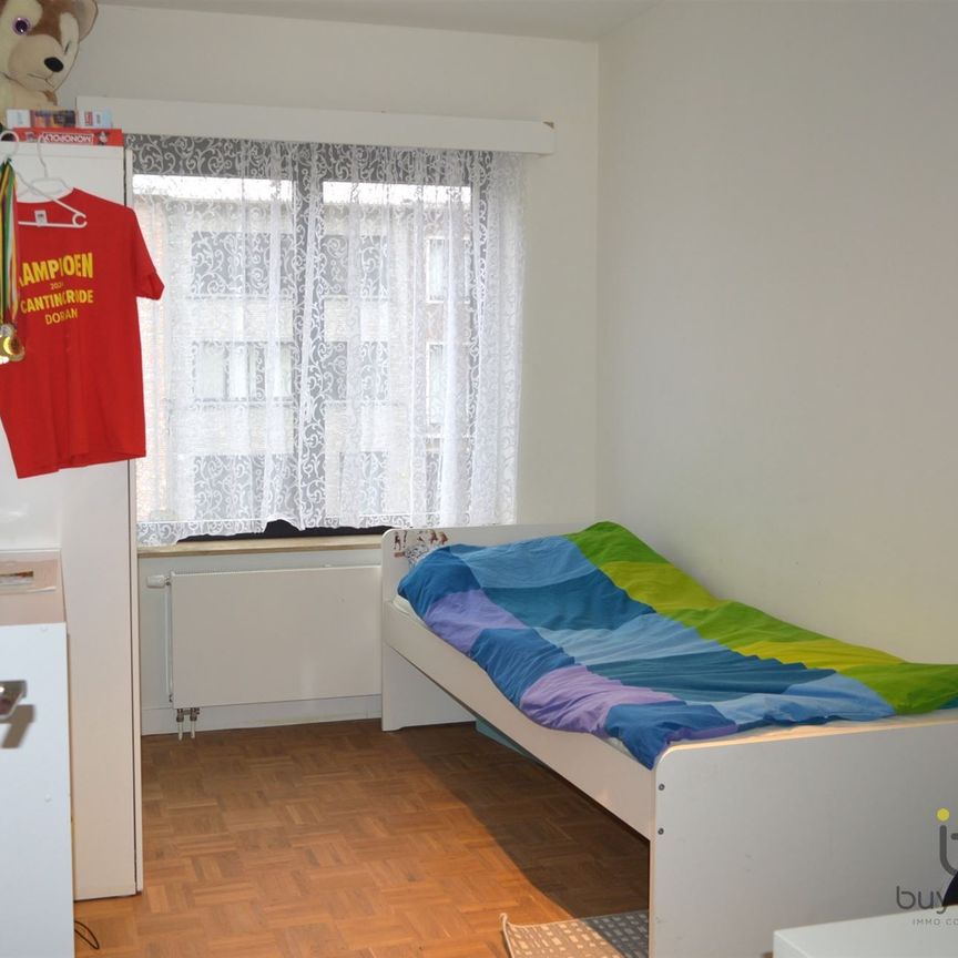 Instapklaar twee slaapkamer appartement met terras in een rustige wijk dicht bij invalswegen. - Foto 1