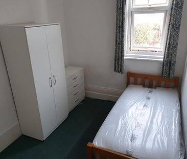 10 bedroom house of multiple occupation to rent - Photo 2