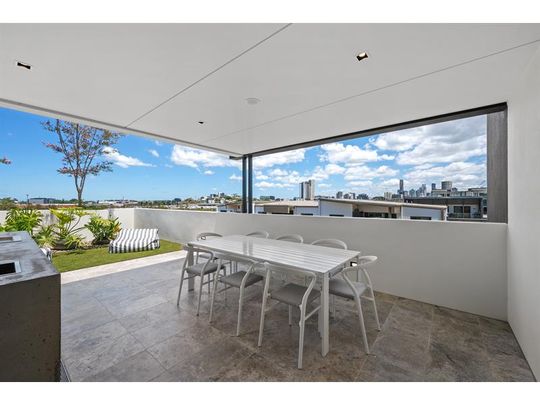 Bryden Street, Windsor - Photo 1