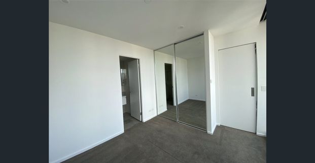 Stunning 2 bedrooms 2 bathrooms with Carpark Apartment - Photo 1