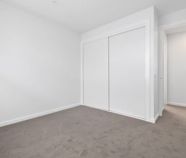 EXCLUSIVE NEAR NEW 4 BEDROOM + STUDY TOWNHOUSE IN A PRIME LOCATION - Photo 2