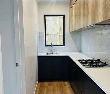 3-Bedroom Granny Flat with Separate Kitchen & Gas - Photo 6