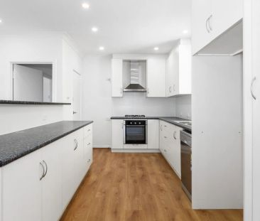 3-Bedroom Home with Large Outdoor Entertaining Area - Photo 4