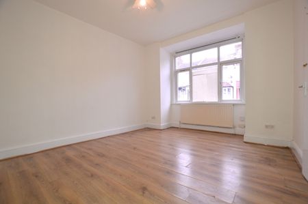 5 Bed Terraced House, Bedford Road, E6 - Photo 2