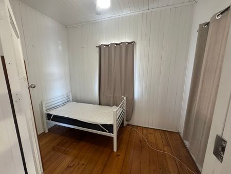 Queenslander in Convenient Location - Photo 3