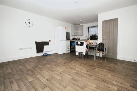 London Road, Thornton Heath, CR7 6AW - Photo 2