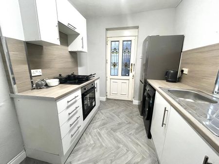 1 bedroom in a house share to rent - Photo 3