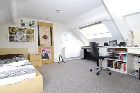 4 bedroom flat to rent - Photo 2