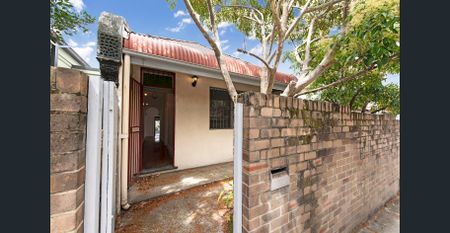 Spacious semi in an advantageous local - Photo 3