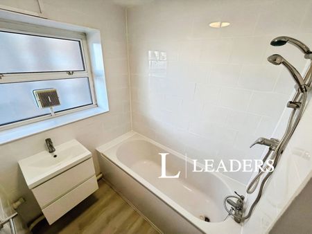 2 bedroom apartment to rent Kingsway, Hove, East Sussex, BN3 - Photo 2