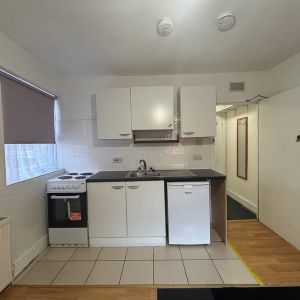 Studio Flat, Buckingham Road, NW10 - Photo 2