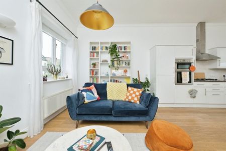 High street - Photo 4