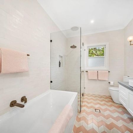 Elegant Family Home in a Leafy Cul-de-Sac Setting - Photo 4