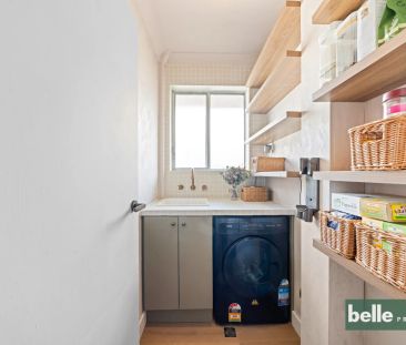 Stylish Top-Floor Apartment Offering Lifestyle & Convenience - Photo 4