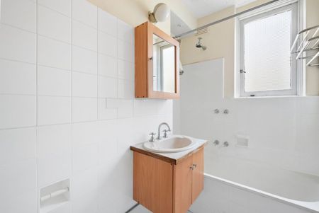 Smart and Spacious One-Bedroom Retreat in Toorak - Photo 5