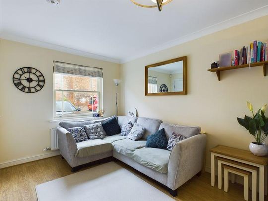 3 bedroom end of terrace house to rent - Photo 1