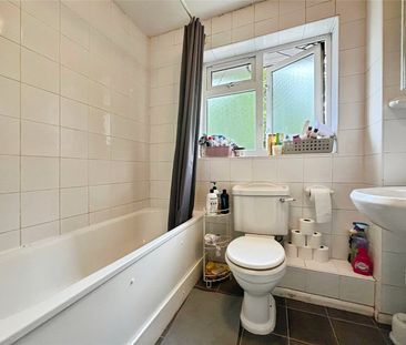 Cherrywood Avenue, Englefield Green, Egham, Surrey, TW20 0TE - Photo 3