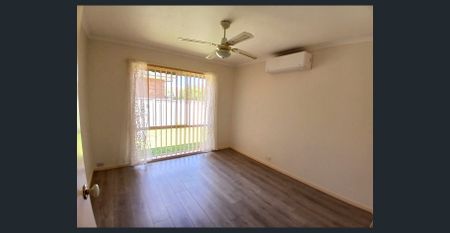 Spacious Townhouse - Photo 3