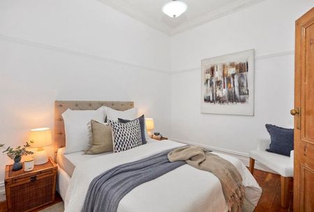 Charming Victorian Cottage with Modern Comforts in Premier Abbotsford Pocket - Photo 2