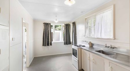 Charming 2-Bedroom Home in Papakura! - Photo 2