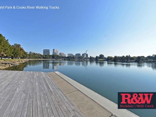 Enjoy Panoramic Tennis Court, Park & River Views – Lifestyle & Location - Photo 1