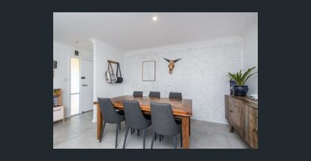 Beautifully Renovated Townhouse! - Photo 4