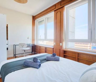 Room in a shared 10-bedroom apartment for rent in Lisbon - Photo 3
