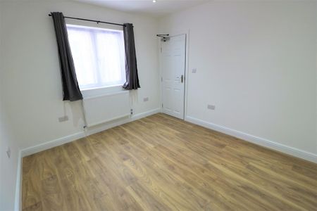 3 bedroom flat to rent - Photo 4