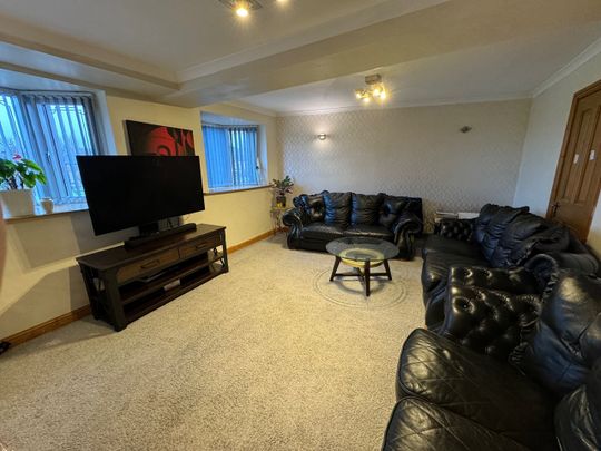 6 Bed Semi-Detached House, The Green, S60 - Photo 1