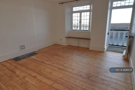 4 bedroom end of terrace house to rent - Photo 2