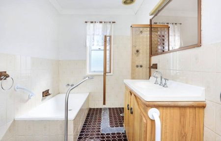 Charming 3-Bedroom Cottage with Studio | Spacious Living in Prime Fairy Meadow Location - Photo 4