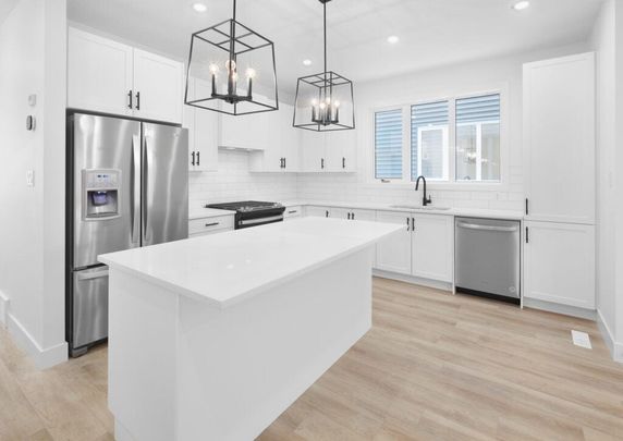 Edmonton Unfurnished townhouse Rental in Westmount - Live in the heart of Westmount — modern and spacious with A/C! - Photo 1