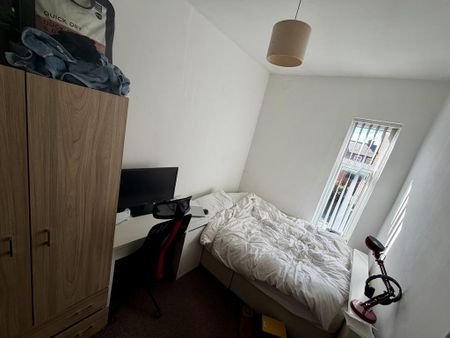 4 bedroom terraced house to rent - Photo 5