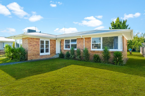 Roomy three bedroom family home, open plan living area, modern kitchen with a dishwasher, single garage. - Photo 1