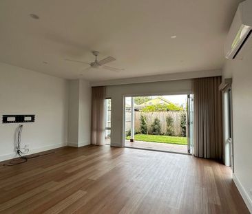 Modern home with loads of comfortable amenities and contemporary fe... - Photo 2