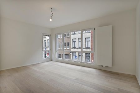 Lichtrijk, gerenoveerd appartement - Photo 2