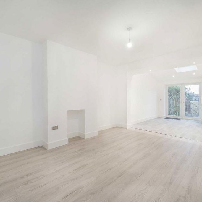 4 bedroom end of terrace house to rent - Photo 1