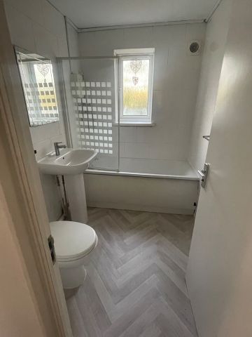 1 Bed Flat, Express Drive, IG3 - Photo 5