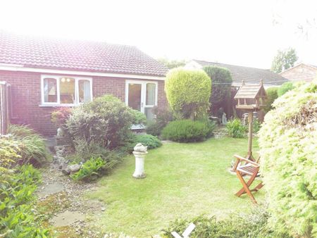 2 bedroom semi-detached bungalow to rent - Photo 2