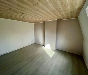 Centraal gelegen woning met 2 slaapkamers en zéér ruime garage! - Foto 1