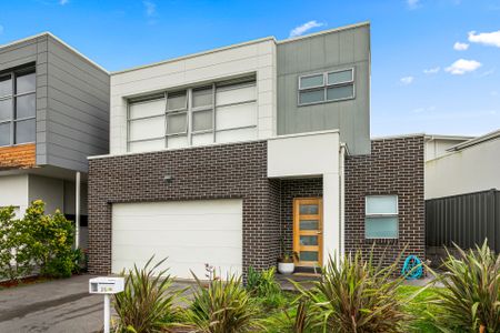 Three Bedroom Home 6 month lease only - Photo 4