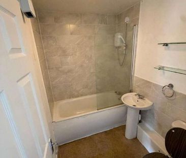 Russell Court, Blackwater, Camberley, GU17 - Photo 2