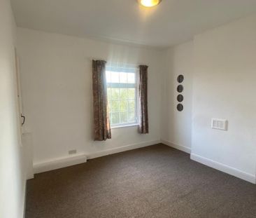 2 bedroom end of terrace house to rent - Photo 3