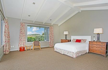 Large Family Home with Self-Contained Loft & Private Gardens - Photo 5
