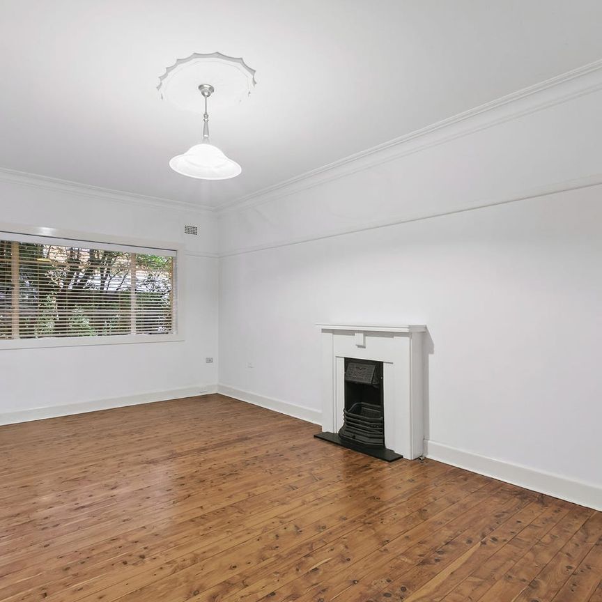 Bright, Stylish And Sun Lit Gem In The Heart Of Petersham - Photo 1