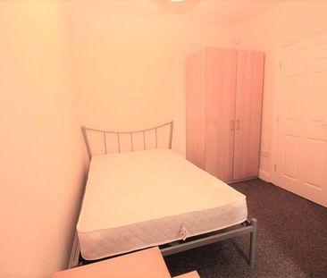 3 bedroom flat to rent - Photo 4