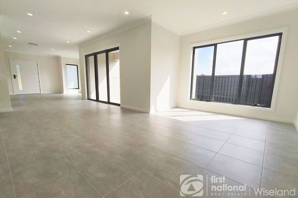 Park front 4-bedroom family home in the Heart of Colebee - Walk to Shops - Photo 1