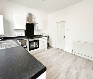 1 bedroom property to rent Priory Crescent, Southend-on-Sea, Essex,... - Photo 2